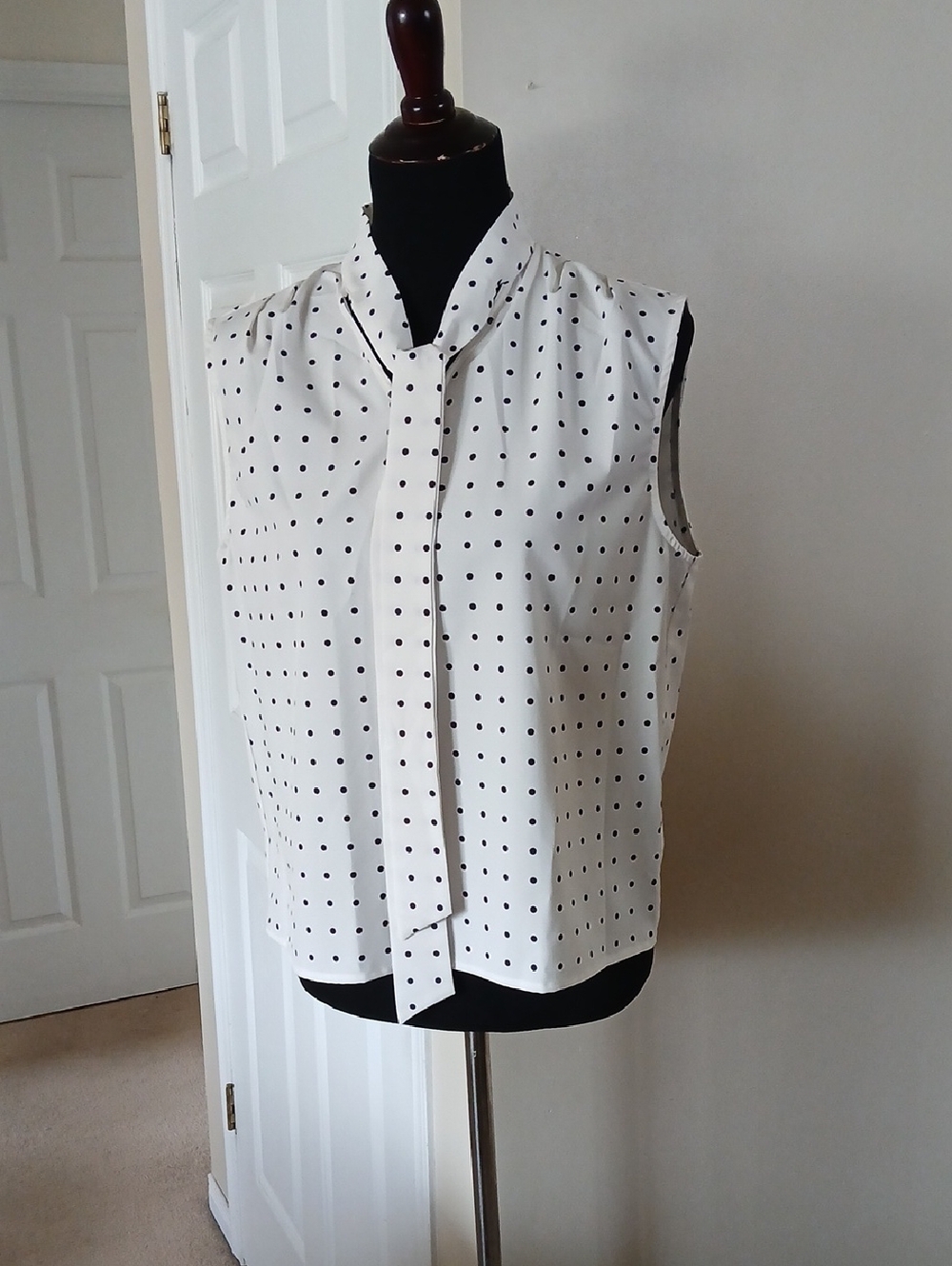 HALARA White Sleeveless Polka Dot Tie-Neck Blouse